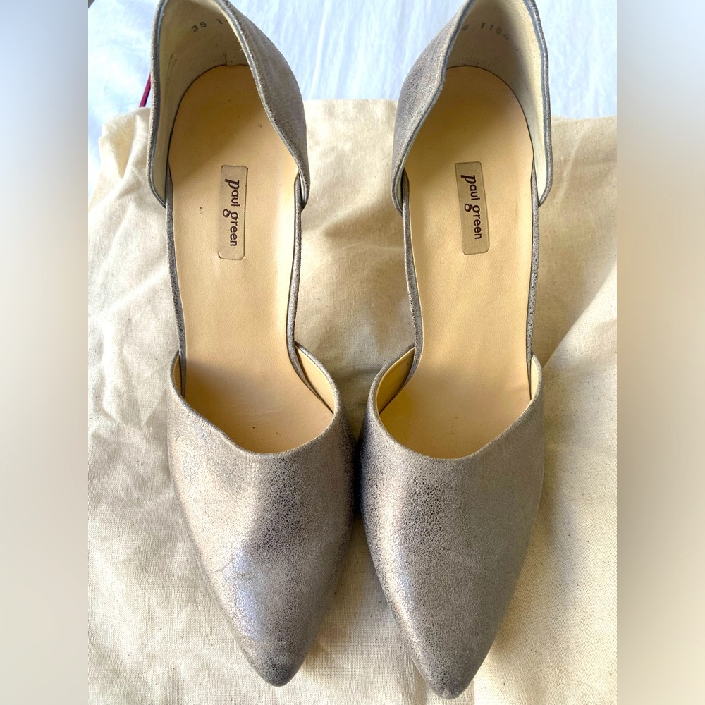 Paul Green pearlized champagne/silver leather  open heeled pump. Sz 10